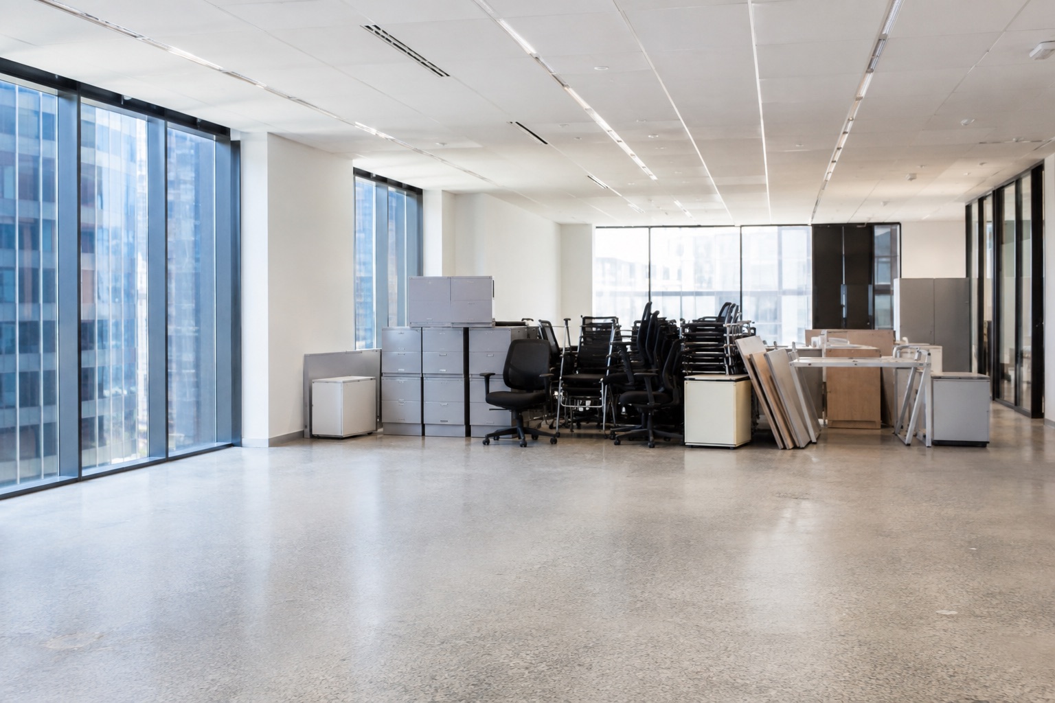 Bureau vide avec mobilier regroupé pour enlèvement